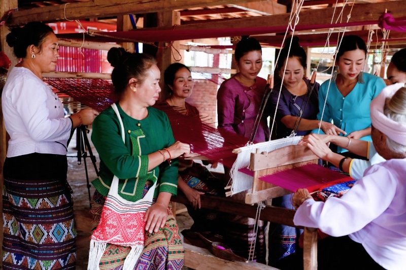 图1：赵珍带领群众学习傣锦织法。拍摄者：刀子润.jpg