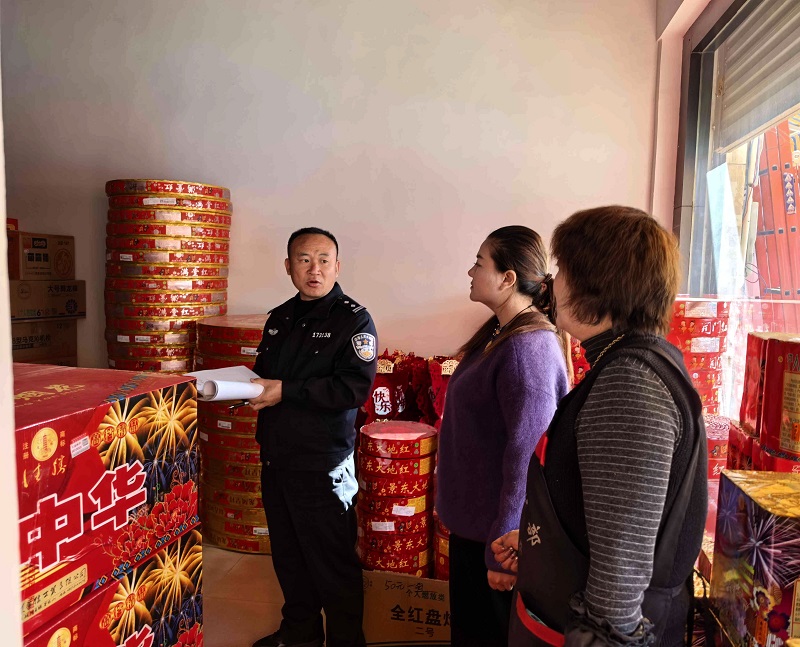 凤庆公安：排查隐患护佳节 坚守岗位守平安